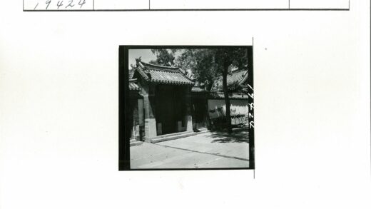 树林中华丽瓦顶传统大门.jpg