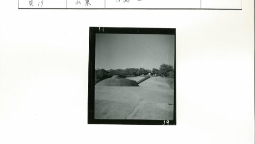 树林环绕的混凝土炮台建筑.jpg