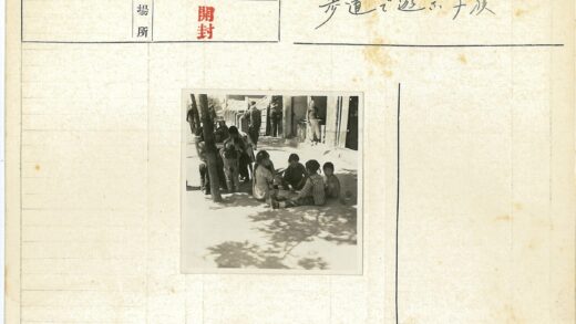 树荫下孩童沙地嬉戏成人背景行走.jpg