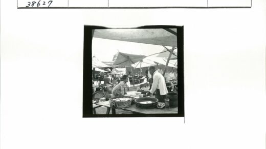 树荫下市场餐桌父子时光.jpg