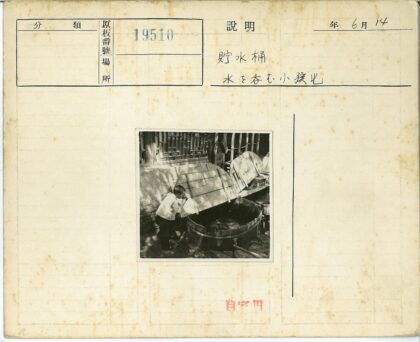 树荫下木桶旁喝水的孩子.jpg