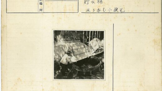 树荫下木桶旁喝水的孩子.jpg