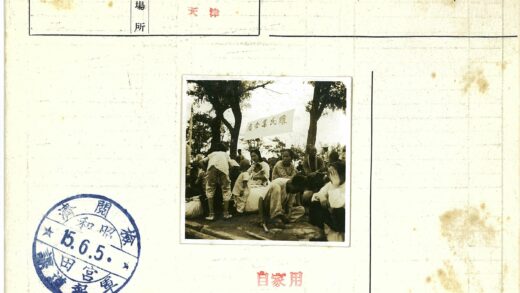 树荫下的人群与婴儿.jpg
