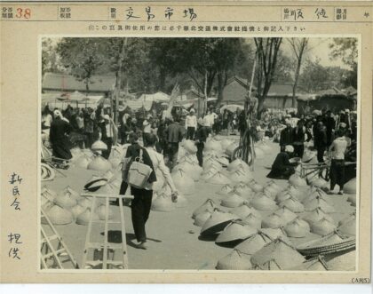 树荫下的市场摊位与行人.jpg