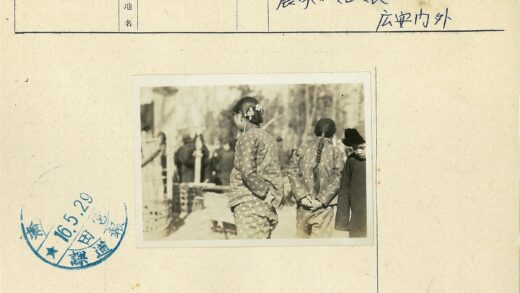 树荫下花发辫妇女合影.jpg