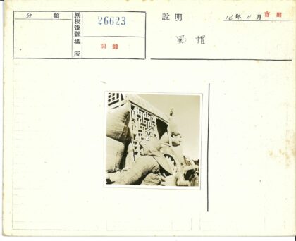 格子夹克男子与木车大麻袋.jpg