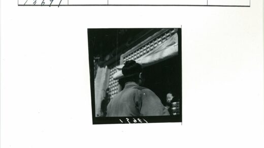 格子窗下发髻背影.jpg