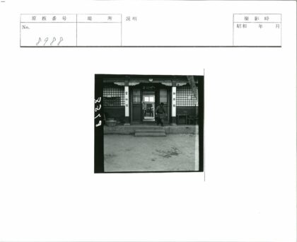 格子窗大楼门口人群台阶砖地.jpg
