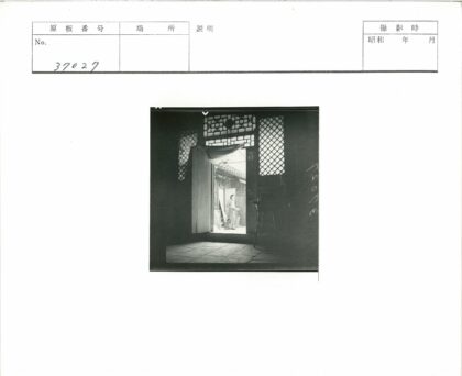 格子窗建筑间行人黑白照.jpg