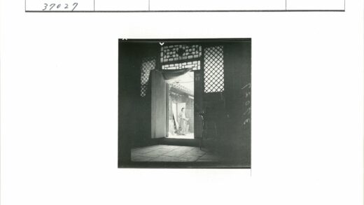格子窗建筑间行人黑白照.jpg