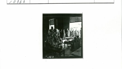 格子窗房间内人群聚会.jpg