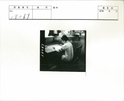 格子衬衫男子木屋读书.jpg