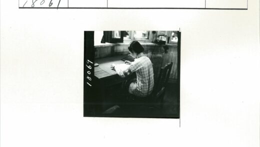 格子衬衫男子木屋读书.jpg