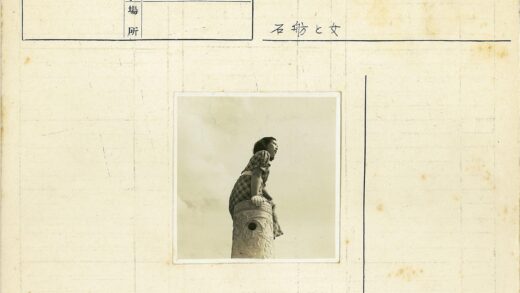 格子裙女子坐石柱多云背景.jpg