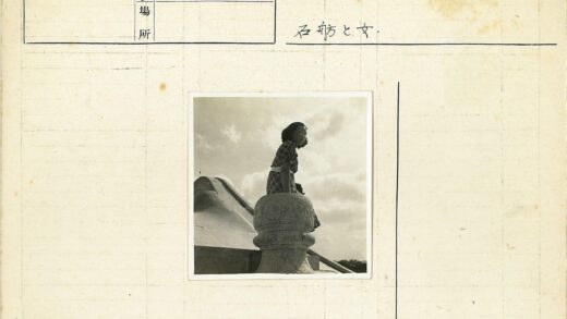 格子裙女子站古老石建筑.jpg