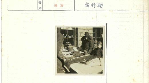 桌上工具与窗外石墙老景.jpg