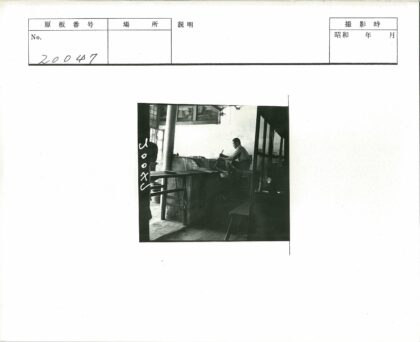 桌前工作者与室内画作.jpg