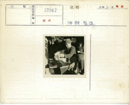 桌前戴帽人与旁观者.jpg