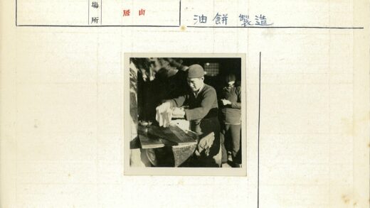 桌前戴帽人与旁观者.jpg