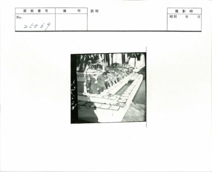 桌边人群与建筑背景.jpg