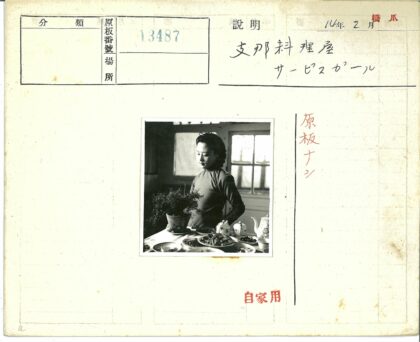 桌边女人与茶具静物.jpg