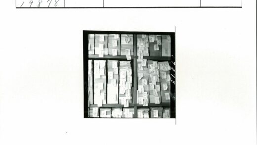 档案室历史文件架手写笔记.jpg