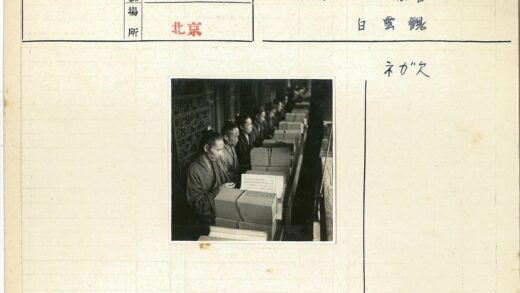 档案室工作人员整理文件.jpg