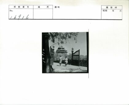 桥上两人与华丽建筑风景.jpg