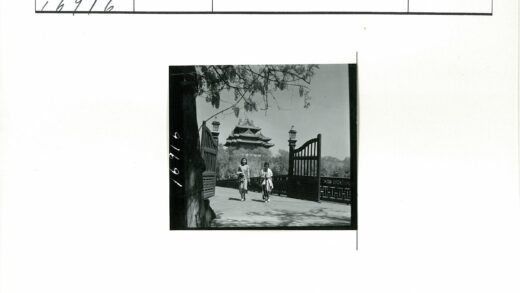 桥上两人与华丽建筑风景.jpg