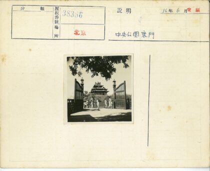 桥上人群与华丽木门传统建筑风景.jpg