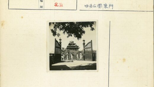 桥上人群与华丽木门传统建筑风景.jpg
