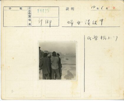 桥上人群远眺河岸船只.jpg