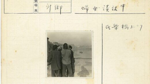 桥上人群远眺河岸船只.jpg