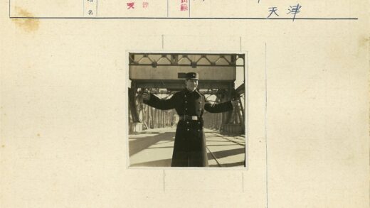 桥上制服人伸展双臂工业背景.jpg