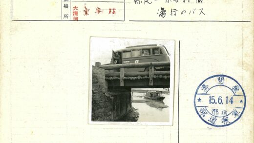 桥上巴士与河中小船.jpg