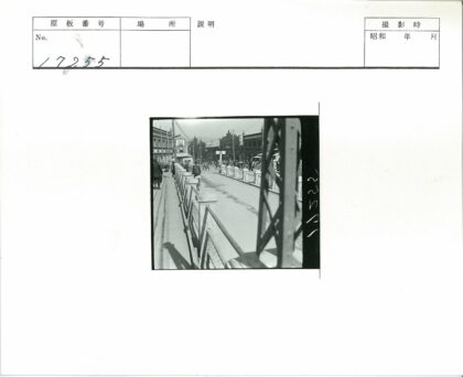 桥上行人自行车与城市建筑.jpg