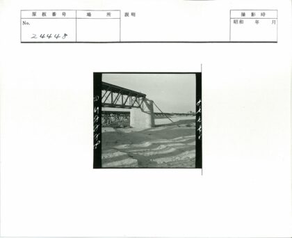 桥梁支柱与金属框架横跨沙质河床.jpg