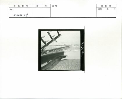 桥梁施工中的电绝缘子与工人.jpg