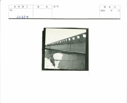 桥梁金属梁木板与岩石背景.jpg