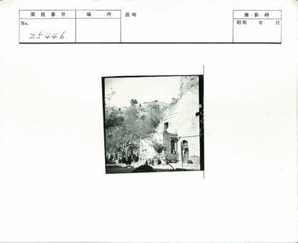 梯子旁的石砌建筑与山坡房屋.jpg