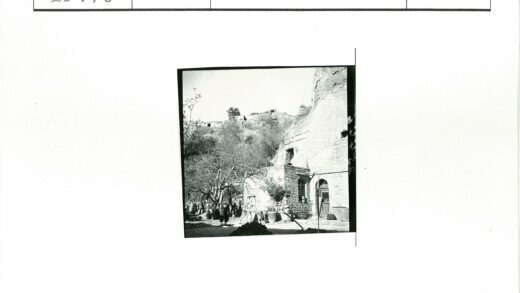 梯子旁的石砌建筑与山坡房屋.jpg