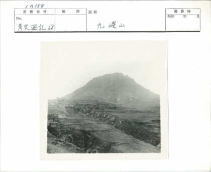 梯田与山脉黑白风景.jpg