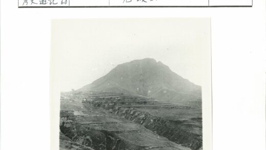 梯田与山脉黑白风景.jpg