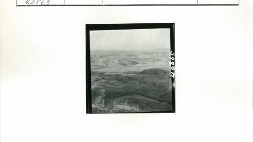 梯田与远方村落风光.jpg