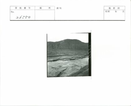 梯田丘陵与溪流风光.jpg
