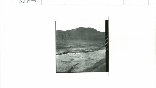 梯田丘陵与溪流风光.jpg