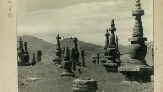 梯田山峦间的古石建筑群.jpg