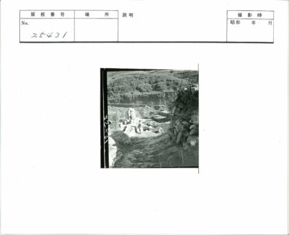 梯田山边小溪工作场景.jpg