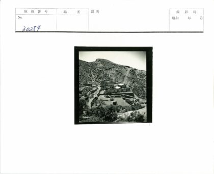 梯田环绕的山坡建筑景观.jpg