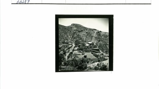 梯田环绕的山坡建筑景观.jpg